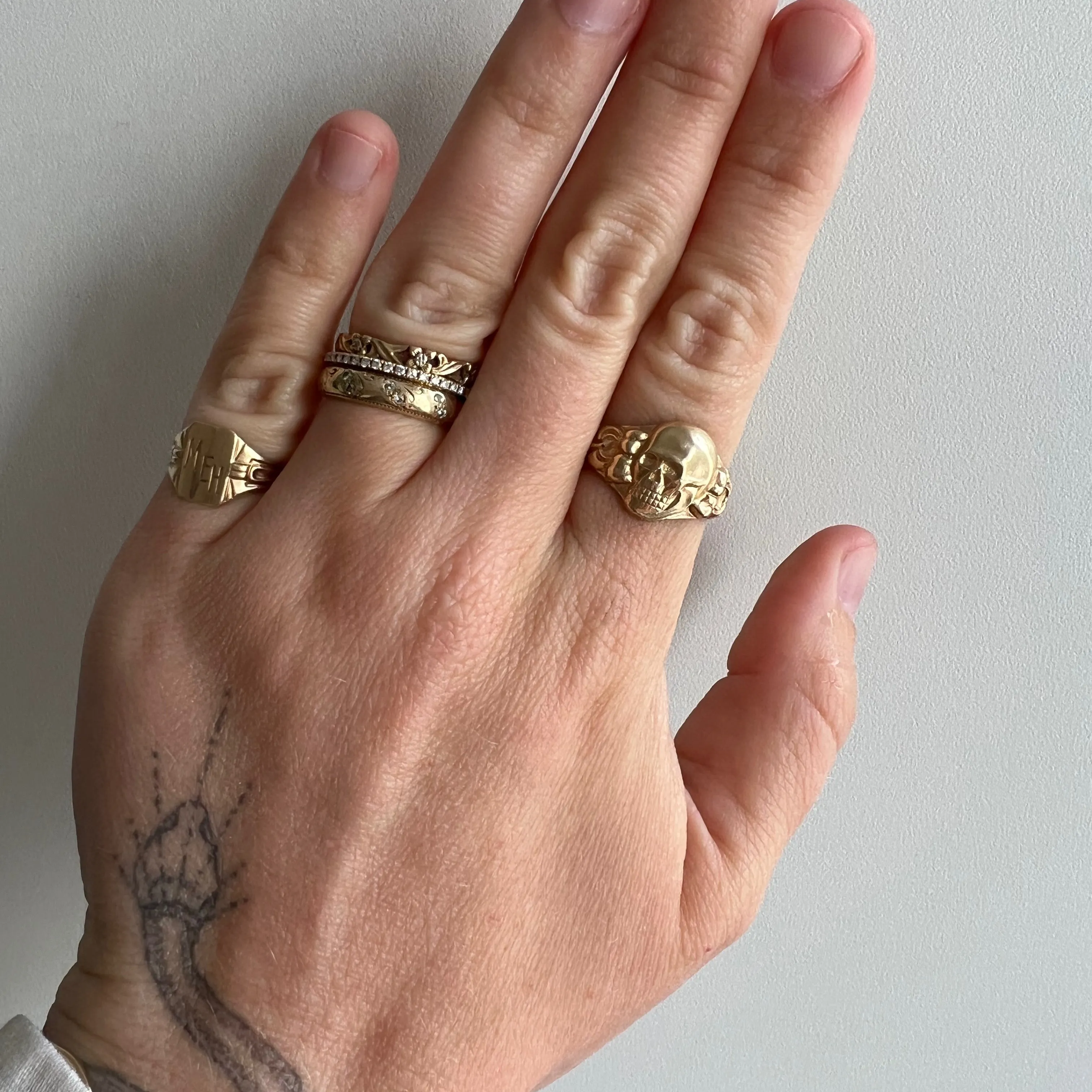 P R E - L O V E D // memento mori grin / 14k yellow gold skull ring / size 6